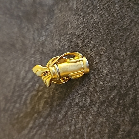 Goldtone Matte Golf Clubs Hat Lapel Tie Pin - Picture 2 of 3